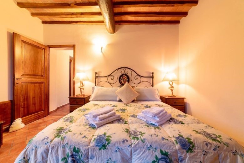 Podere Vergianoni 17th-century Tuscan farmhouse and panoramic pool in Chianti hills — photo 3